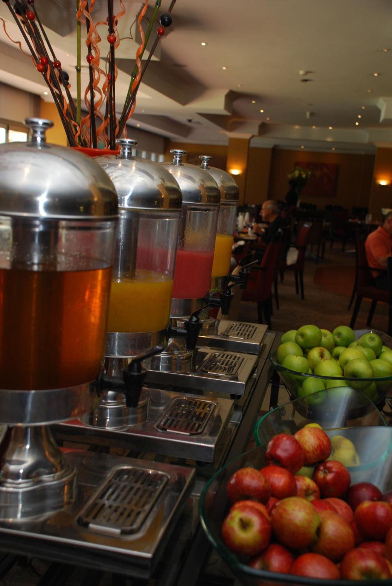 Southern Sun Or Tambo International Airport Kempton Park Exteriér fotografie Breakfast buffet