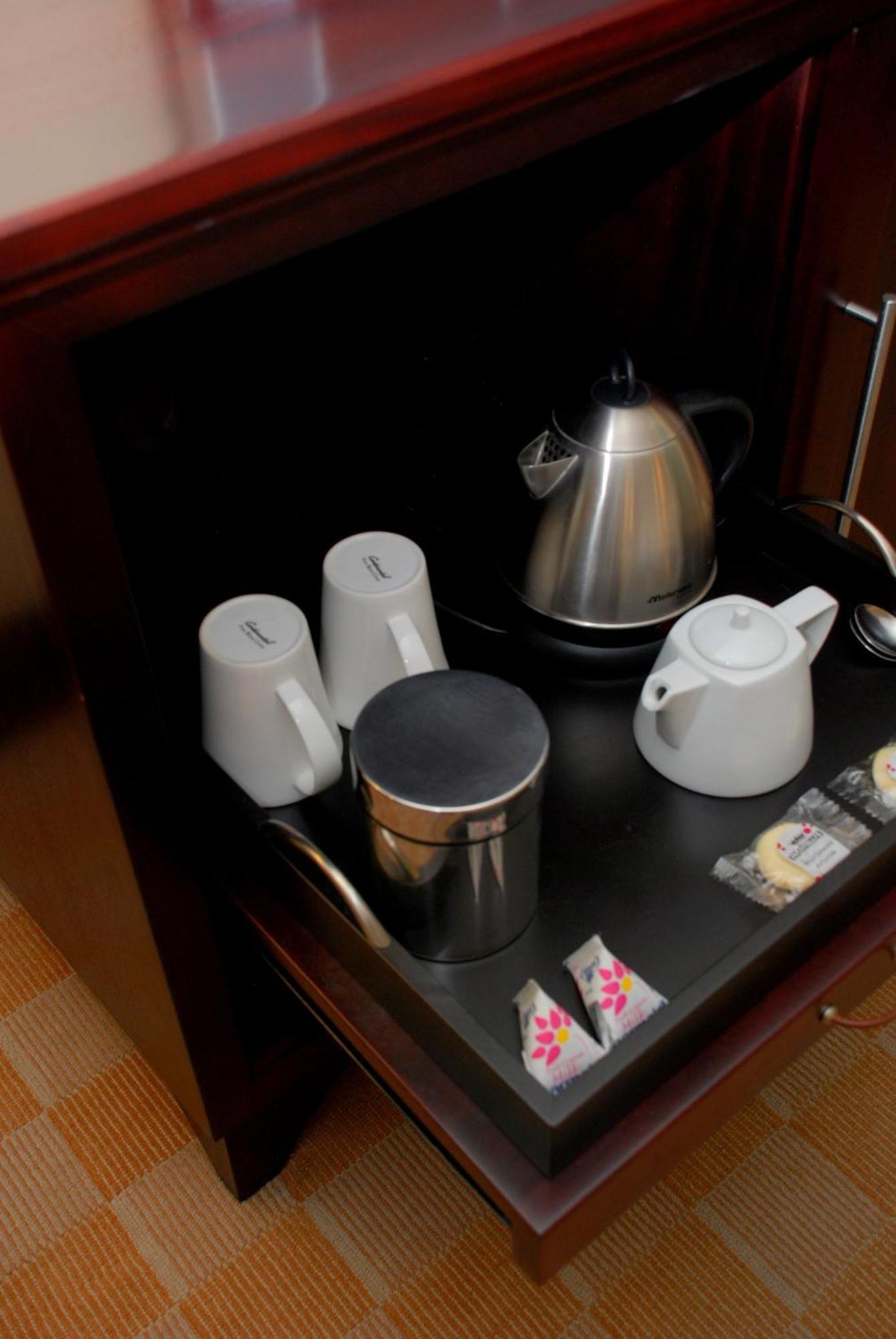 Southern Sun Or Tambo International Airport Kempton Park Exteriér fotografie Room service tray