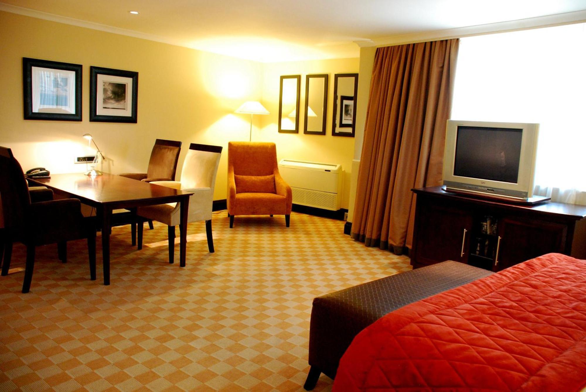 Southern Sun Or Tambo International Airport Kempton Park Exteriér fotografie A room at the hotel
