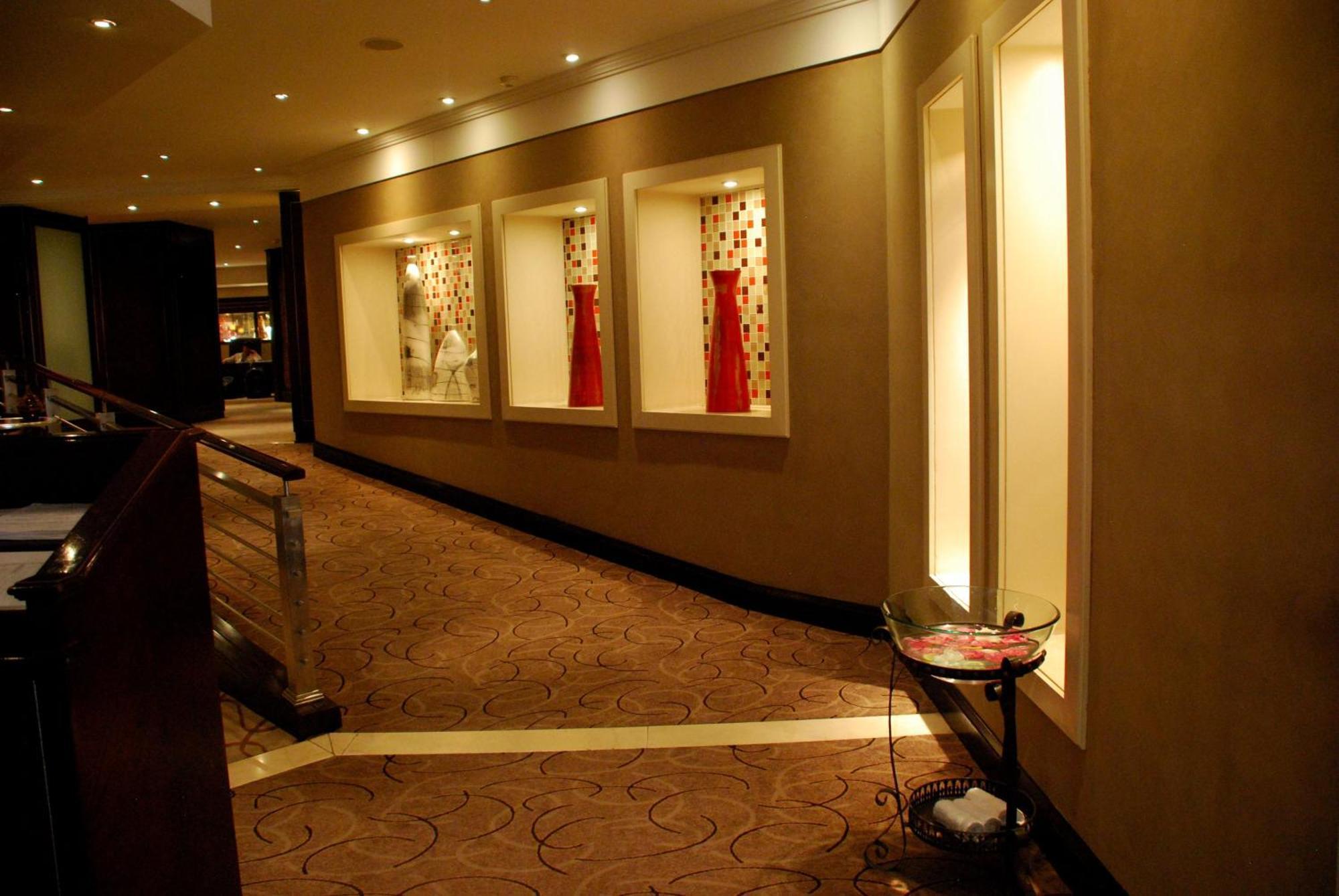 Southern Sun Or Tambo International Airport Kempton Park Exteriér fotografie The interior of the hotel