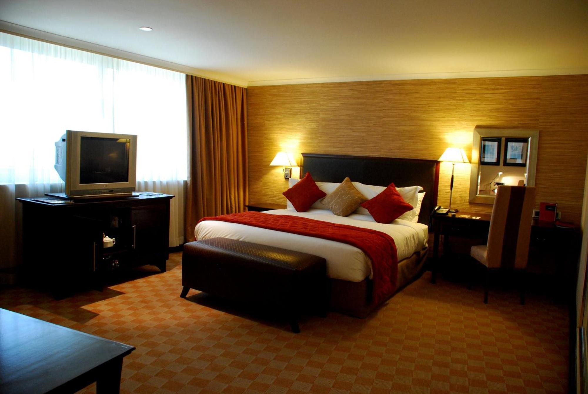 Southern Sun Or Tambo International Airport Kempton Park Exteriér fotografie A bedroom in a hotel