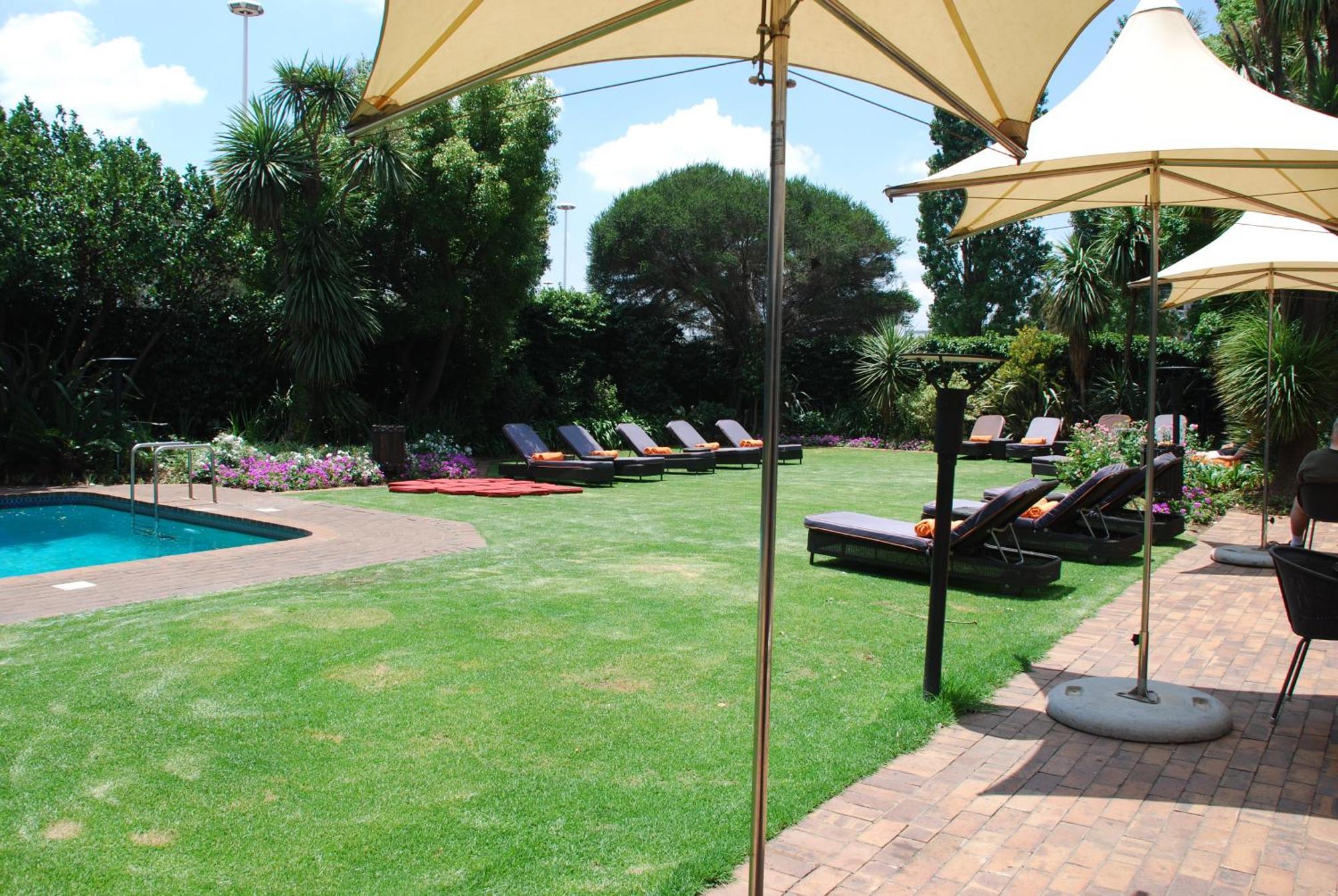 Southern Sun Or Tambo International Airport Kempton Park Exteriér fotografie The garden at the hotel