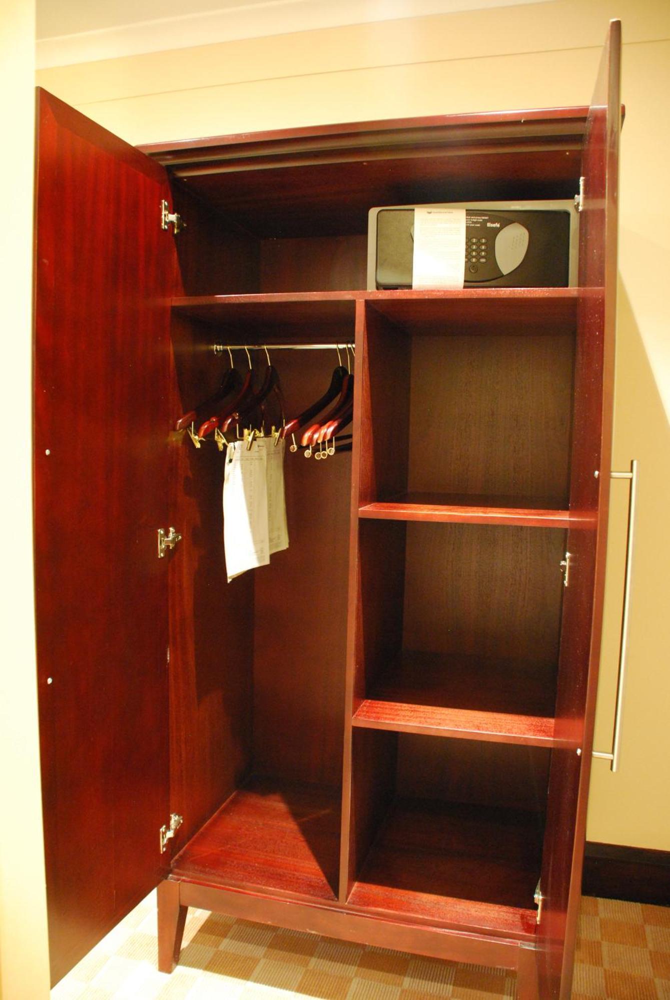 Southern Sun Or Tambo International Airport Kempton Park Exteriér fotografie A safe in a hotel room