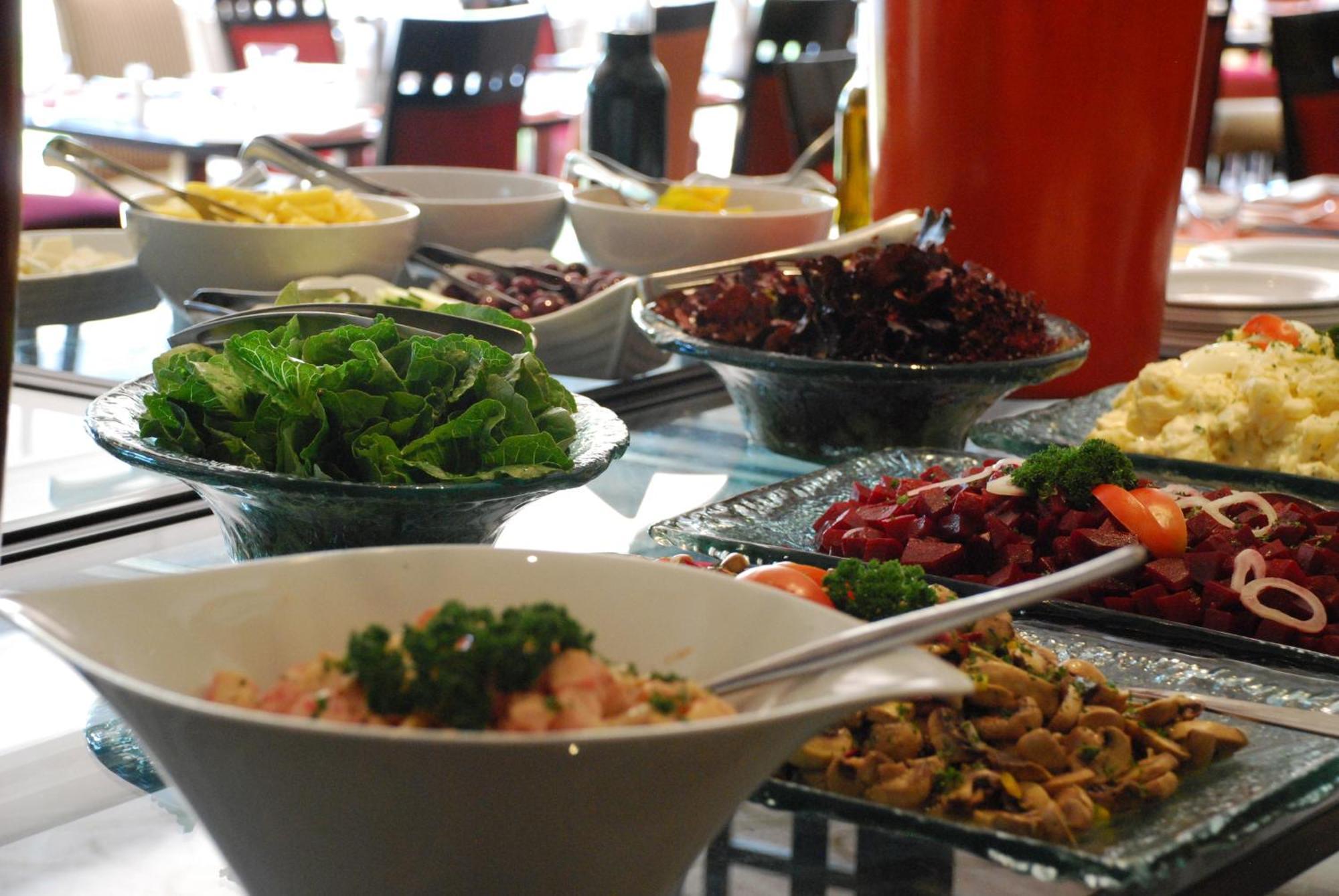 Southern Sun Or Tambo International Airport Kempton Park Exteriér fotografie A buffet at a hotel
