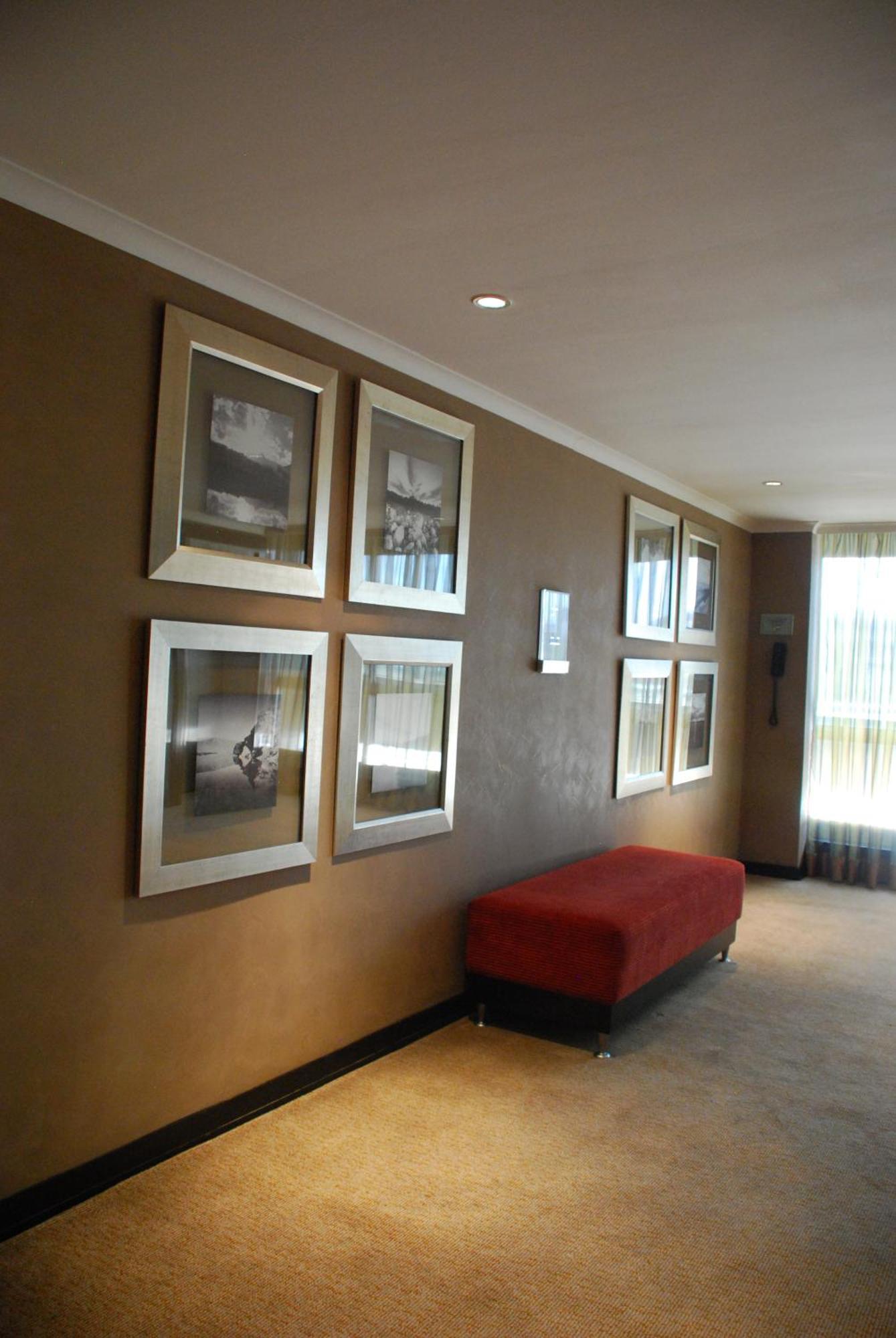 Southern Sun Or Tambo International Airport Kempton Park Exteriér fotografie A photo on a wall