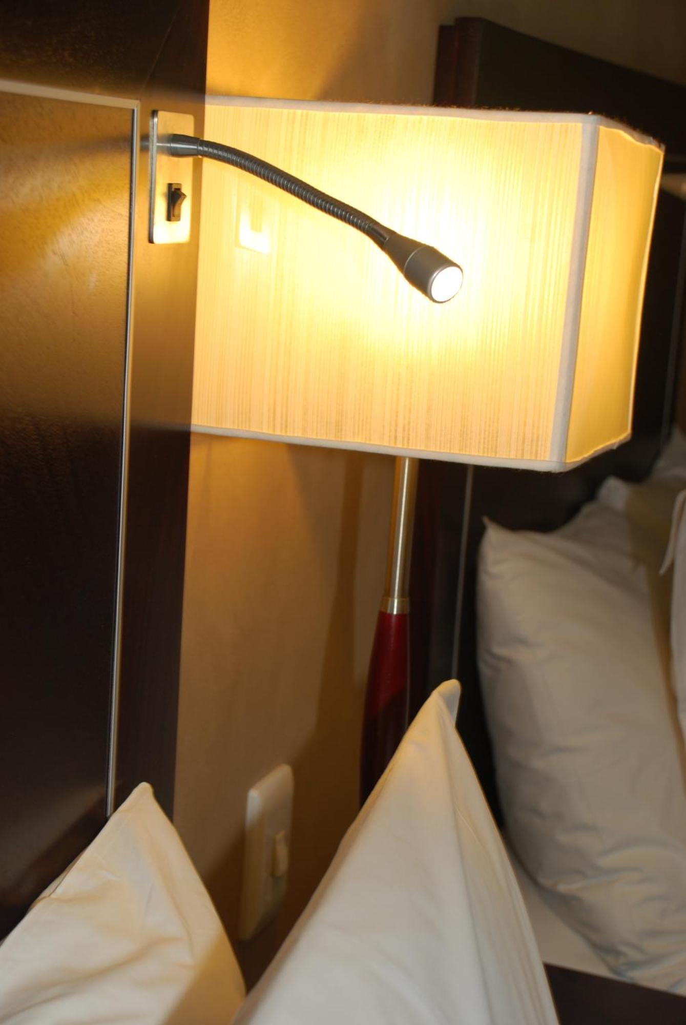 Southern Sun Or Tambo International Airport Kempton Park Exteriér fotografie A reading light