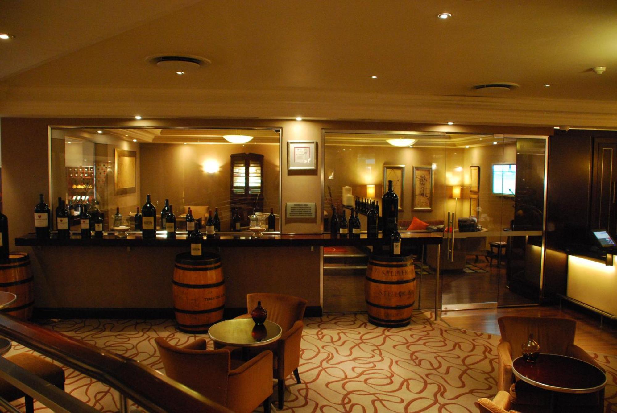 Southern Sun Or Tambo International Airport Kempton Park Exteriér fotografie Wine cellar in a wine bar