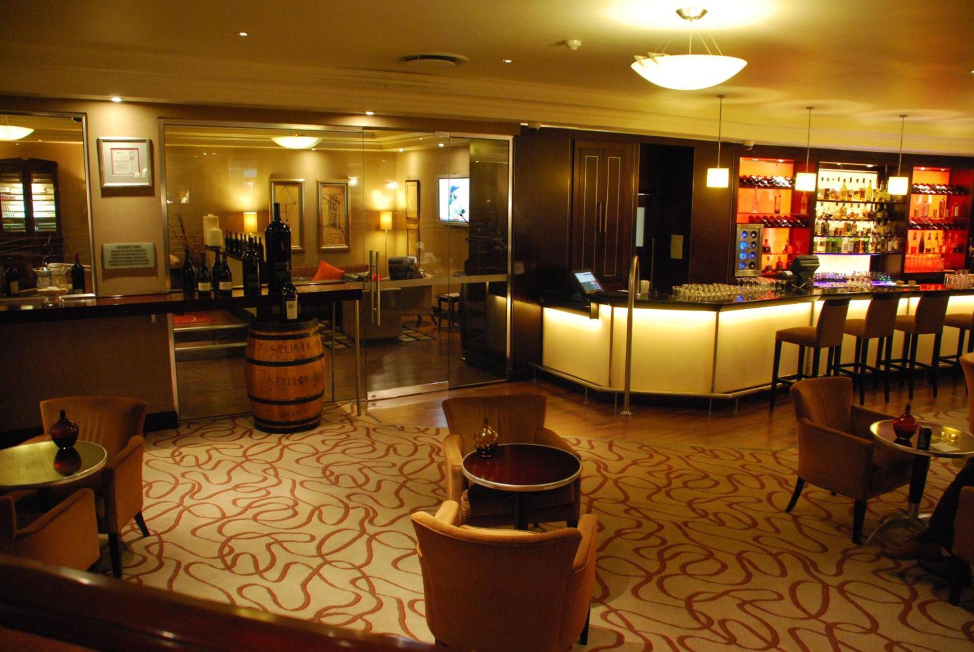 Southern Sun Or Tambo International Airport Kempton Park Exteriér fotografie A wine cellar in a wine bar